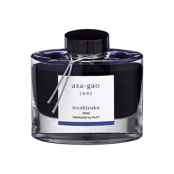 Cerneala Pilot Iroshizuku Zori de zi 50 ml albastru Numele “Iroshizuku” este o combinatie de cuvinte japoneze “iro”culoare pe de o parte exprima un standard inalt si o mare varietate de culori iar “shizuku” picaturi sugereaza insasi imaginea picaturilor de apa Fiecare culoare poarta numele unui peisaj japonez acest lucru intensificand si mai mult unicitatea fiecarei culori Pilot si-a fabricat dintotdeauna propriile cerneluri ce sunt renumite in 