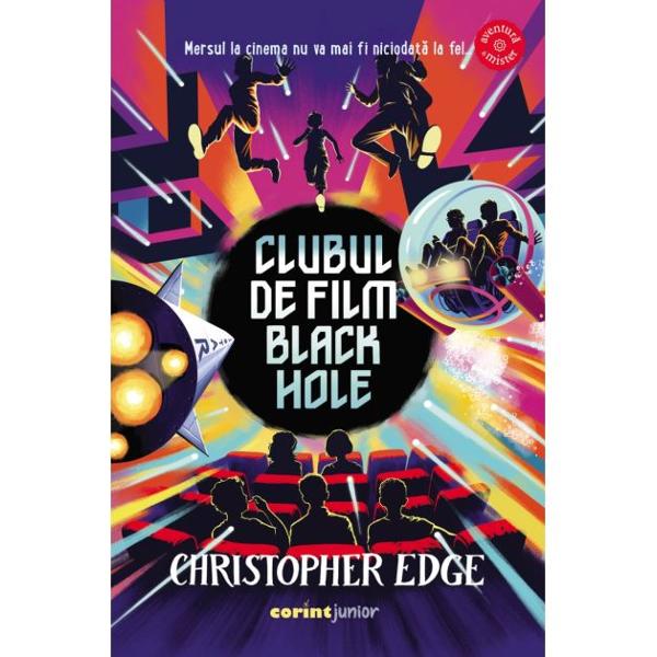 Entuziasma&539;i de proiec&539;ia-surpriz&259; din noua edi&539;ie a Clubului de film Black Hole Lucas &537;i prietenii lui se &icirc;nt&acirc;lnesc la cinematograf &Icirc;nsa niciunul dintre ei nu se a&537;teapt&259; ca filmul s&259; fie at&acirc;t de imersiv &icirc;nc&acirc;t&hellip; s&259;-i &icirc;nghit&259; de-a dreptulLucas Ash Maya Caitlin &537;i Finn se trezesc azv&acirc;rli&539;i &icirc;n tot felul de filmeAscunz&259;tori secrete Mon&537;tri 