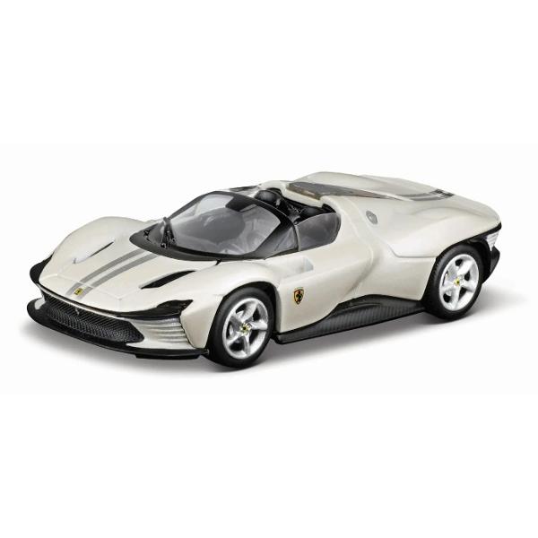 Intra in lumea vitezei si a adrenalizei cu modelul FERRARI DAYTONA SP3 din colectia Speed Icons la scara 1 la 64Aceasta miniatura de exceptie este realizata din metal turnat sub presiune die-cast metal oferind o senzatie realista si o calitate premium Sasiul metalic robust completeaza designul autentic iar portierele mobile permit admirarea interiorului detaliat Rotile in doua piese cu anvelope din cauciuc real confera aderenta si aspect autentic in timp ce suspensia 