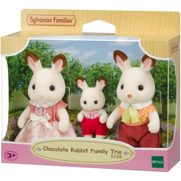 Setul contine 3 figurine Frasier tat&259;l iepura&537; Teri mama iepura&537; Coco b&259;ie&539;elul iepura&537;Frasier este mereu &icirc;nc&acirc;ntat s&259; organizeze evenimente &537;i petreceri distractive &icirc;n satul Sylvanian Prietenii s&259;i din sat &icirc;l iubesc pentru c&259; face mereu petreceri minunate &Icirc;n zilele libere &icirc;i place s&259; coac&259; p&acirc;ine pentru familia saTeri are mereu grij&259; de familia ei &537;i 
