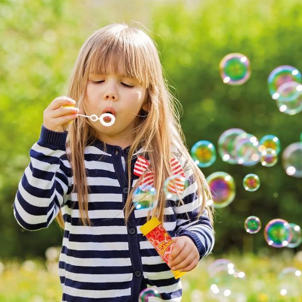Baloanele de sapun 360 BUBBLES sunt preferatele copiilor avand in vedere ca tuburile sunt frumos colorate si contin si un joc labirint Setul contine 3 tuburi de solutie de sapun de 50ml Simplu de utilizat si foarte usor de transportat Pentru baloane jucause interminabile Disponibile in 2 modele