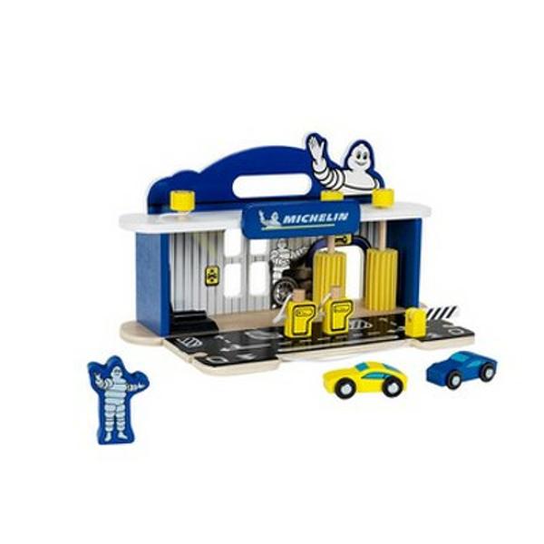 Atelier de masini de inalta calitate realizat din lemn; banda din fata garajului poate fi pliata atasata la semnul Michelin si luata oriunde Statia se poate combina cu piste obisnuite pentru ca joaca sa devina mai atractiva&nbsp;Intretinerea masinutelor si sistemul de spalare sunt foarte usor de utilizat folosind butoanele rotative de pe acoperis Acest lucru nu este doar distractiv pentru micii fani ai masinilor dar&nbsp; in acelasi timp antreneaza coordonarea mana-ochi si abilitatile 