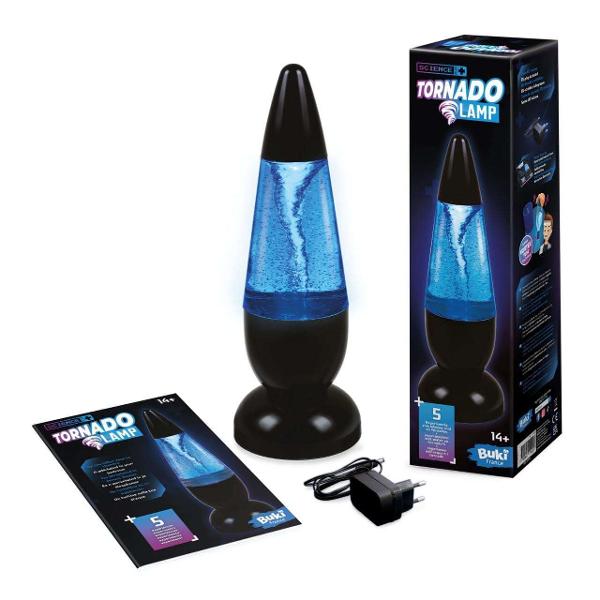 Lampa decorativa cu inaltimea de 24 cm potrivita pentru dormitorAdaugati apa si sclipici pentru efecte deosebiteLampa are un bec LED care isi schimba culoarea si reproduce o tornada submarinaDescoperiti alte 5 experimente surpriza legate de apaContine 1 lampa sclipici brosura cu instructiuni ilustrate 1 adaptor pentru priza UE 1 tub pentru vartejDimensiunile cutiei 17 x 17 x 257 cmVarsta recomandata 14 aniBaterii 