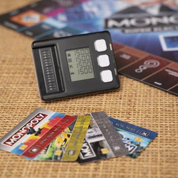 Jocul Monopoly Ultimate Rewards numit si Monopoly Super Electronic Banking-Castiga Tot este dotat cu toate intr-o unitate bancara electronica si imbunatateste emotia cu recompense unice Fiecare jucator are un card bancar care le va castiga recompense diferite pentru joc ruleaza un anumit numar aterizeaza pe un anumit spatiu sau cumpara o anumita proprietate Jucatorii pot alege de asemenea sa zboare catre orice proprietate de pe tabla si sa forteze un alt jucator sa tranzactioneze una 