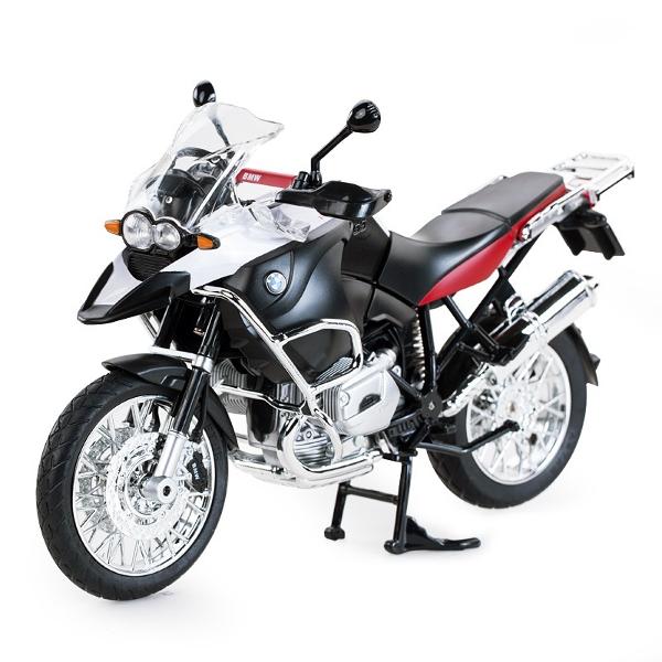 Motocicleta are proportiile ideale pentru momente pline de distractie si amuzament avand dimensiunile in centimetri dupa cum urmeaza  225913 Motocicleta metalica Bmw Rs1200 scara 1 la 9 are anvelope de cauciuc si un design detaliat realizat din materiale metalice turnate cu accesorii realizate din material plastic de calitate superioara Copilul dumneavoastra se poate juca in voie cu motocicleta metalica Bmw Rs1200 de la brandul international Rastar Nicio cursa nu este imposibil de 