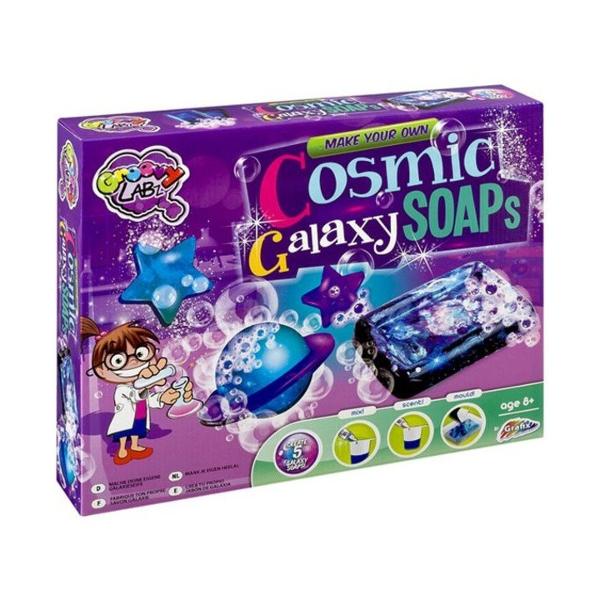 Acest set de sapun Grafix contine tot ce au nevoie copiii pentru a fi creativiEi isi pot face propriul sapun de maini cu model de vartej GalaxyCreati si colorati propriile forme de la stele la nave spatiale si planeteCreati o sapuna rece delicioasa cu mirosuri cu matritele incluseAceasta cutie interesanta contine 2 matrite de sapun 2 miresme 3 coloranti coloranti 2 sapun limpede 1 cana de amestec 1 baston - Glitter - Manusi - Instructiuni