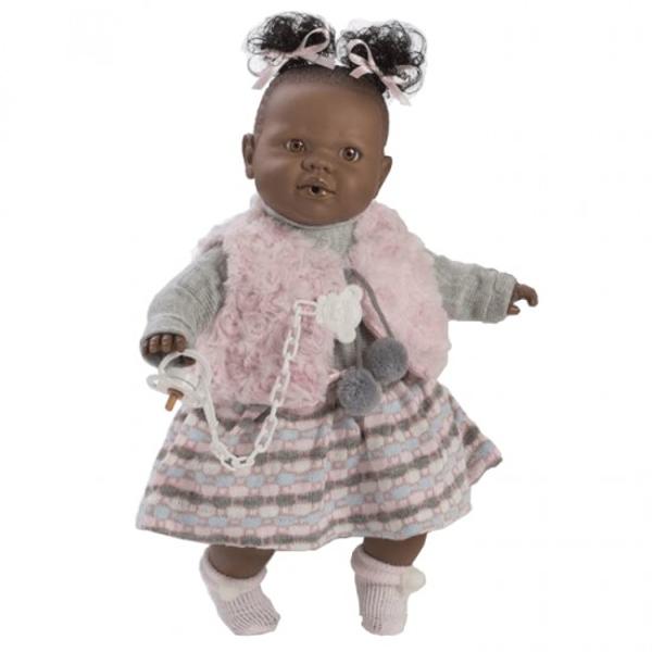 Alicia este cea mai cuminte papusica dar incepe sa planga daca isi pierde suzeta Are dimensiunea de 38 cm este confectionata din cel mai bun vinil material care imita pielea si are articulatii flexibile Alicia poarta o rochita si vesta din blana Papusa face parte din colectia Alicia & Alex a celebrului producator spaniol de papusi Munecas Berbesa si este prezentata intr-o cutie de cadou Berbesa Pachetul contine instructiuni pentru montarea bateriilor care o vor face pe Alicia sa 