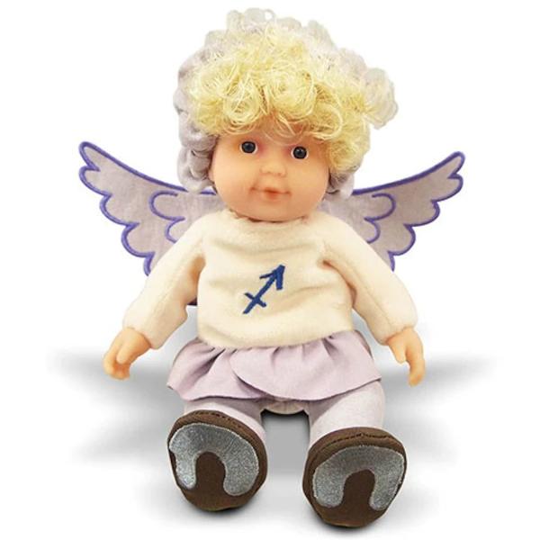 Papusile Anne Geddes seama perfect cu bebelusii adevarati si sunt pur si simplu adorabile Aceste papusi-bebe sunt imbracate in costume de animalute-zodii si sunt inspirate din fotografiile celebrului fotograf Anne Geddes Au un aspect foarte realist imitand intocmai trasaturile bebelusilor Papusica Anne Geddes Berbec este imbracata intr-un costumas pufos care seama cu blanita unui mielusel albAre dimensiunea de 23 de cm inaltime perfecta pentru a fi tinuta in brate de copii 
