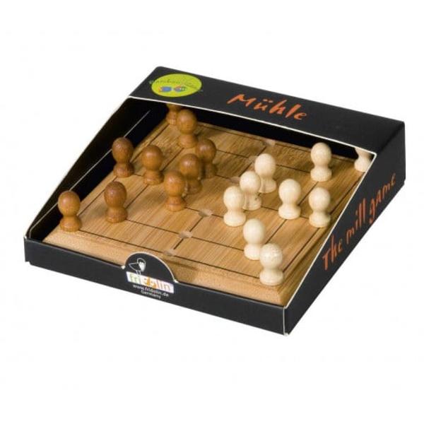 Joc de societate MoaraUn joc clasic pentru toat&259; familiaReguli de joc la &icirc;ncepulul partidei tabla de joc este goal&259; Jocul se desf&259;&537;oar&259; &icirc;n doua etape In prima etap&259; juc&259;torii pun r&acirc;nd pe r&acirc;nd c&acirc;te una toate piesele proprii pe punctele de pe tabla de joc In cea de-a doua etap&259; juc&259;torii mut&259; r&acirc;nd pe r&acirc;nd piesele proprii cu scopul s&259; realizeze c&acirc;t mai multe mori 