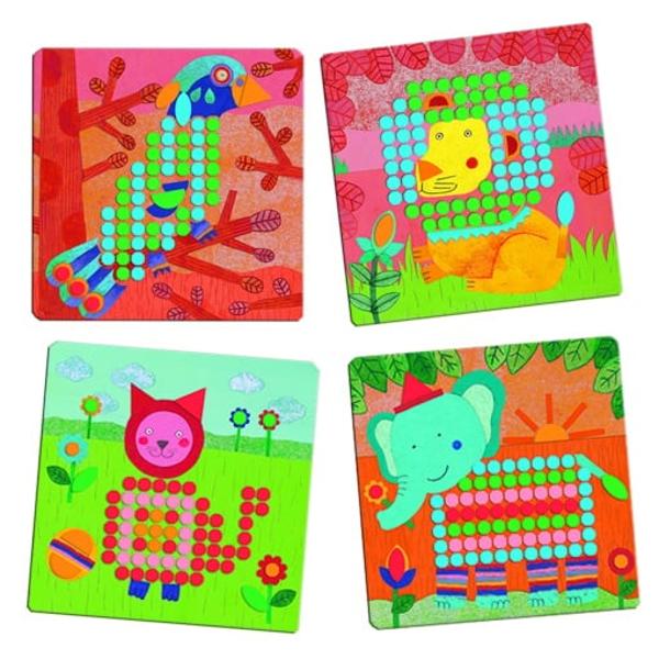 Un joc inventiv de mozaicuri &ndash; creeaz&259; imagini minunate complet&acirc;nd cu pionezele colorate cele 8 modele Imaginile sunt dezv&259;luite c&acirc;nd toate pionezele sunt la locul lor Pe l&acirc;ng&259; pionezele standard sunt incluse &537;i unele mari &icirc;n forme noi distractive pentru a face rezultatul final s&259; arate &537;i mai frumos Op&355;iunile de aranjare a pieselor sunt nelimitate Dezvolt&259; manualitatea r&259;bdarea &537;i 