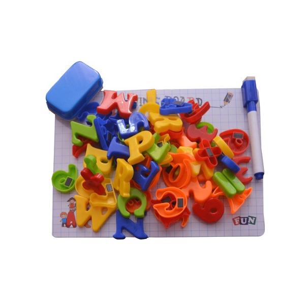 Setul contine&nbsp;o tablita&nbsp;de scris cu lietere&nbsp;si cifre magnetice Copii se pot juca si invata utilizand acest set Se recomanda utilizarea de catre copiii mai mari de 3 ani sub atenta supraveghere a unui adultAcesta este un mod amuzant si atractiv de a-i invata pe cei mici sa scrie sa deseneze si sa calculezeAceasta tablita magnetica este alegerea perfecta pentru copiii care urmeaza sa inceapa scoala sau copiii din clasele primare Cei mici pot invata calcule 