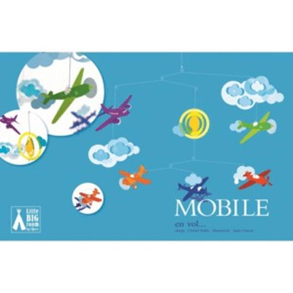 Decora&355;ie mobil&259; u&537;oar&259; pentru camera copilului cu avioane care orbiteaz&259; &icirc;n jurul soarelui Colec&539;ia Djeco Mobile o &icirc;nt&acirc;lnire poetic&259; &537;i aerian&259; a dou&259; lumi design &537;i ilustra&539;ie un echilibru subtil &icirc;ntre vis &537;i realitate Elementele sunt &icirc;mpachetate &icirc;n h&acirc;rtie absorbant&259; &537;i protejate &icirc;ntr-o cutie dr&259;gu&539;&259; de carton Mobil foarte u&537;or Accesoriu 