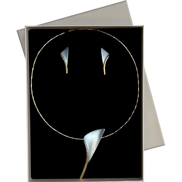 Set elegant format din colier &537;i cercei realizat din zamac cu finisaj auriu ideal pentru a completa &539;inutele cu un accent feminin &537;i rafinatColierul are o lungime de 42 cm &537;i este pus &icirc;n valoare de un pandantiv &icirc;n form&259; de petala de floare perfect asortat cu cerceii din set Designul adaug&259; delicate&539;e &537;i un aer romantic accesoriuluiElementele sunt 