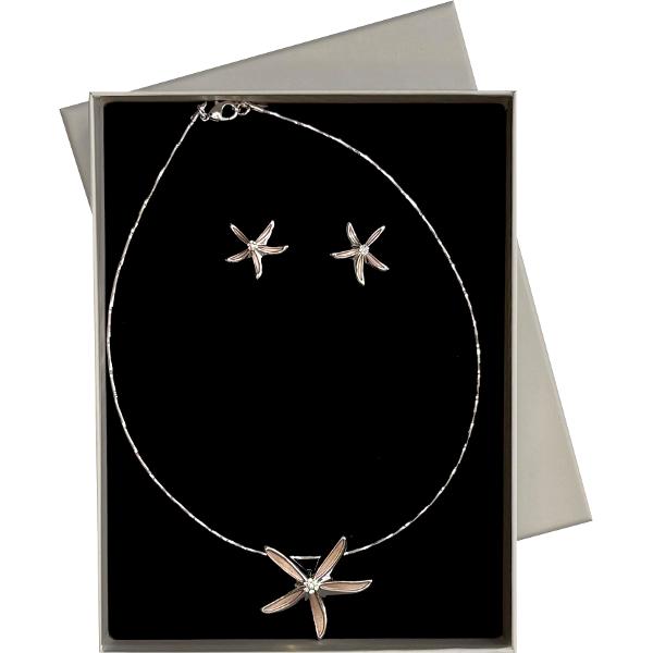 Set elegant format din colier &537;i cercei realizat din zamac cu finisaj auriu ideal pentru a completa &539;inutele cu un accent feminin &537;i rafinatColierul are o lungime de 42 cm &537;i este pus &icirc;n valoare de un pandantiv &icirc;n form&259; de floare perfect asortat cu cerceii din set Designul floral adaug&259; delicate&539;e &537;i un aer romantic accesoriuluiElementele sunt 
