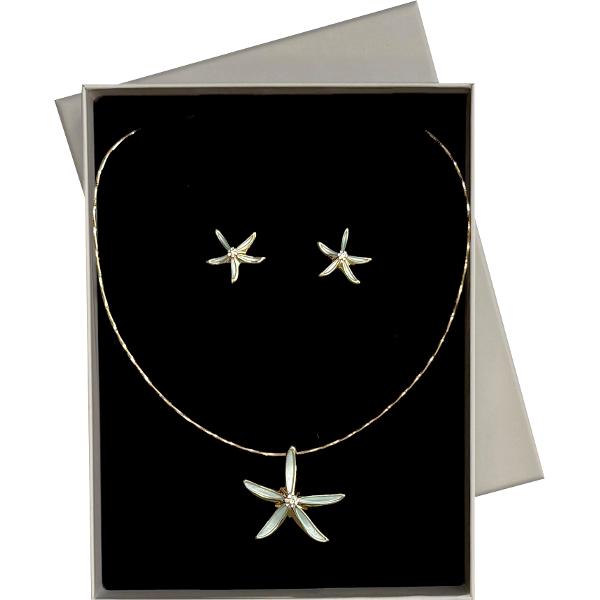 Set elegant format din colier &537;i cercei realizat din zamac cu finisaj auriu ideal pentru a completa &539;inutele cu un accent feminin &537;i rafinatColierul are o lungime de 42 cm &537;i este pus &icirc;n valoare de un pandantiv &icirc;n form&259; de floare perfect asortat cu cerceii din set Designul floral adaug&259; delicate&539;e &537;i un aer romantic accesoriuluiElementele sunt 