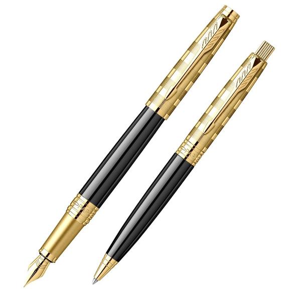 Stiloul Parker Aster Wave Black & Gold este varianta modern&259; din gama Aster eviden&539;iat&259; prin modelul Wave discret aplicat pe corpul negru Accentele aurii adaug&259; elegan&539;&259; rezult&acirc;nd un echilibru bun &icirc;ntre stil clasic &537;i design contemporanCorpul metalic ofer&259; rezisten&539;&259; &537;i stabilitate &icirc;n utilizare iar peni&539;a din o&539;el inoxidabil 