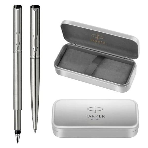 Set elegant Parker Vector compus din stilou si pix metalic disponibile in&nbsp;finisaje variate Ideal pentru birou sau cadou&nbsp;setul include o cutie metalica&nbsp;din aluminiu ce poate fi utilizata pentru depozitare si transport&nbsp;Design clasic functionalitate excelenta si calitate recunoscuta Parker &ndash; un cadou potrivit pentru orice ocazie specialaSetul Parker Vector are un design cu forma bazata pe linii drepte 