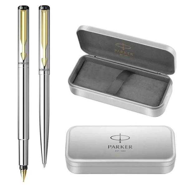 Set elegant Parker Vector compus din stilou si pix metalic disponibile in&nbsp;finisaje variate Ideal pentru birou sau cadou&nbsp;setul include o cutie metalica&nbsp;din aluminiu ce poate fi utilizata pentru depozitare si transport&nbsp;Design clasic functionalitate excelenta si calitate recunoscuta Parker &ndash; un cadou potrivit pentru orice ocazie specialaSetul Parker Vector are un design cu forma bazata pe linii drepte 
