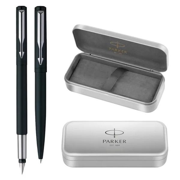 Set elegant Parker Vector compus din stilou si pix metalic disponibile in&nbsp;finisaje variate Ideal pentru birou sau cadou&nbsp;setul include o cutie metalica&nbsp;din aluminiu ce poate fi utilizata pentru depozitare si transport&nbsp;Design clasic functionalitate excelenta si calitate recunoscuta Parker &ndash; un cadou potrivit pentru orice ocazie specialaSetul Parker Vector are un design cu forma bazata pe linii drepte 