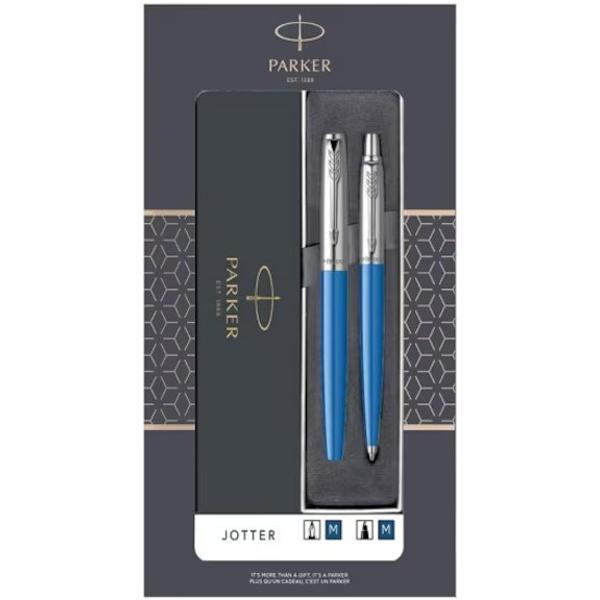 Descopera eleganta si rafinamentul intr-un set perfect conceput pentru a impresiona Setul stilou si pix reprezinta un echilibru subtil intre functionalitate si estetica oferind o experienta de scris fara efort si o nota distincta de stil Pregatit pentru a fi oferit ca un dar special acest set vine intr-o cutie cadou pregatit sa fie oferit cadou cu drag Un alt aspect care adauga o nota personala este posibilitatea de a personaliza prin gravare oferind oportunitatea de a transforma acest 