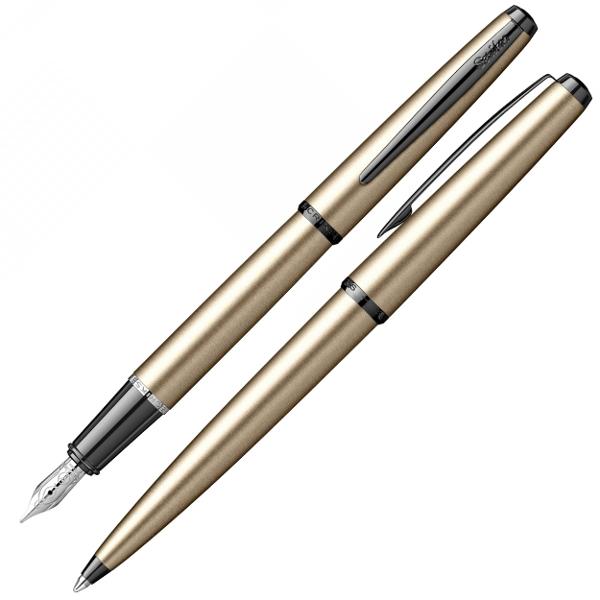 Stilou Metropolis 78 Satin Grey BT ScrikssCorp din otel inoxidabil lacuit cu lac matCapac din otel inoxidabil lacuit cu lac negru lucios Capacul se inchide prin apasareAccesorii din alama lacuite cu lac negru lucios Clip din otel inoxidabil lacuit cu lac negru luciosGrip din ABS acrylonitrile butadiene styrene de culoare neagraPenita din otel inoxidabil polisat avand in varf pastila de 