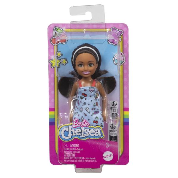 Papusile Barbie Chelsea vin cu pantofi si piese vestimentare detasabile Creeaza povesti nenumarate cu scenarii diferite impreuna cu papusile Chelsea Pentru scenarii creative achizitioneaza toate papusile Chelsea Papusa Chelsea si prietenii ei sunt o sursa de inspiratie pentru a explora si imagina lumea inconjuratoare Aceasta adorabila papusa Chelsea de 15 cm poarta o rochita albastra cu imprimeu colorat si bretele Parul sau saten este accesorizat cu o bentita roz iar aspectul ei este 