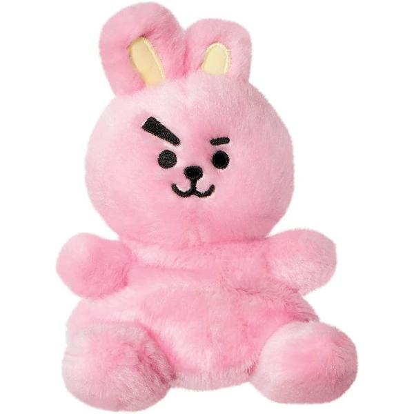 Jucarie de plus Aurora Cooky Palm Pal 13cm in forma de iepuras realizata din material textil moale si pufos placut la atingere ideala pentru imbratisare si joaca zilnica Designul simpatic in nuante de roz cu interiorul urechilor contrastant este completat de expresia faciala jucausa care ii ofera un aspect vesel si atragator pentru copii Forma rotunjita si textura fina o fac potrivita pentru confort si relaxare fiind usor de tinut in brate si transportat oriunde Este ideala atat pentru 