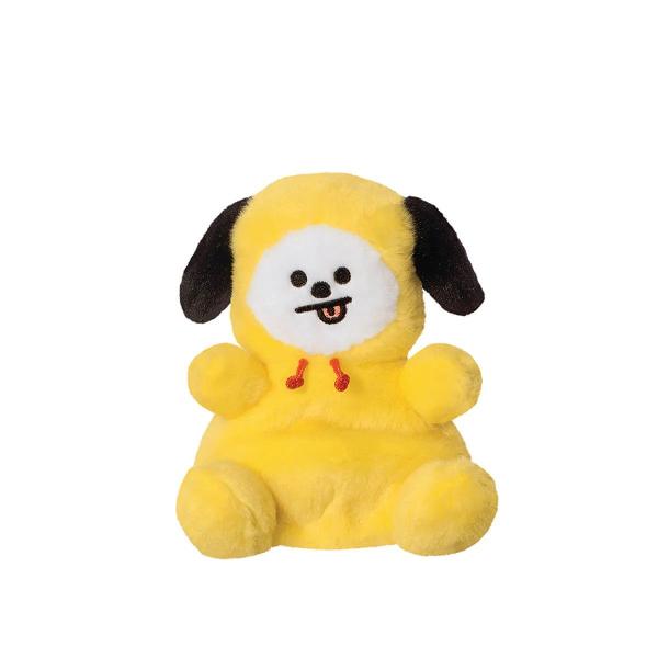 Jucarie de plus Aurora Chimmy Palm Pal 13cm in forma de catelus simpatic realizata din material textil moale si pufos ideala pentru imbratisare si joaca zilnica Designul vesel in nuante de galben cu detalii contrastante la urechi si fata este completat de hanoracul decorativ cu snururi care ii ofera un aspect modern si atractiv Expresia jucausa cu limba scoasa adauga un plus de personalitate si farmec Forma rotunjita si baza lata ii ofera stabilitate fiind potrivita atat pentru joaca 