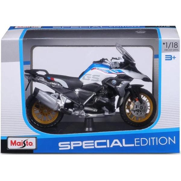 Maisto Motocicleta Metalica Cu Stand realizata la scara 1 la 18 conceputa pentru colectie si pasionati de vehicule premium Modelul impresioneaza prin nivelul ridicat de detaliu finisaje realiste si proportii corecte fiind o reproducere fidela a unei motociclete moderne de tip adventure Constructia combinata metalului die-cast cu elemente din plastic de inalta calitate oferind atat rezistenta cat si precizie in redarea componentelor caroserie cadru suspensii roti sistem de 