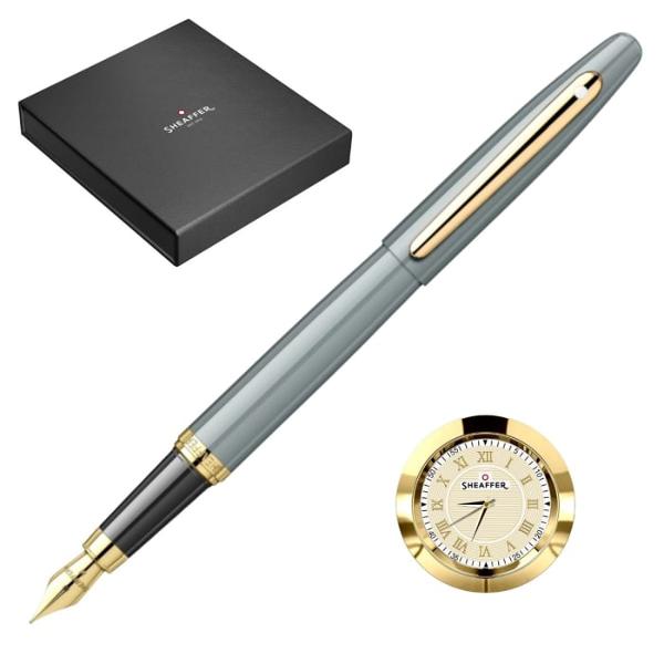 Set Cadou Stilou VFM Glossy Light Gray GT & CeasSheafferCorp si capac din alama placat cu multiple straturi de lac lucios griCapacul se inchide prin apasareAccesorii din alama placate cu aur de 22K Clipul din alama tip arc placat cu aur de 22KGrip din rasina epoxidica neagraPenita din otel inoxidabil placat cu aur 23K Stiloul functioneaza cu cartuseLungime deschis 15300mm  Latime 1200mm  Greutate 2000gLungime inchis 13800mm  Diametru 