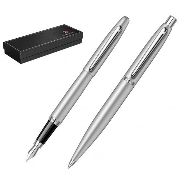 Set Stilou  Pix Sheaffer VFM Silver NTStilouCorp din alama pacat cu multiple straturi de lac mat argintiuCapacul se inchide prin apasareAccesorii din alama placate multiple straturi de lac mat de culoare neagraClipul din otel inoxisabil tip arc placat cu multiple straturi de lac mat de culoare neagraGrip din rasina epoxidica de culoare neagraPenita din otel inoxidabil 