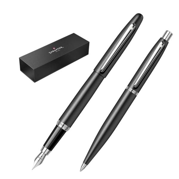 Set Stilou  Pix Sheaffer VFM Black CTStilouAccesorii din alama placatCapac din alama lacuit cu lac negru mat Capacul se inchide prin apasareCorp din alama lacuit cu lac negru mate cu cromClipul din otel inoxidabil placat cu cromGrip din ABS Acrylonitrile butadiene styrene de culoare neagraPenita din otel inoxidabil Stiloul functioneaza doar cu cartuse standard 