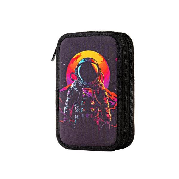 Penar &537;colar dublu &ndash; model astronaut compartimentatPenarul &537;colar dublu Astronaut este alegerea ideal&259; pentru copiii pasiona&539;i de univers spa&539;iu &537;i aventur&259; Cu un design spectaculos ce ilustreaz&259; un astronaut pe un fundal cosmic &icirc;n nuan&539;e vibrante de portocaliu ro&537;u &537;i mov 