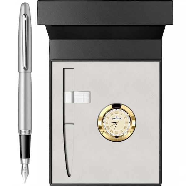 Set Cadou Stilou VFM SSCT & CeasSheaffer&nbsp;Corp si capac din alama placat cu multiple straturi de lac lucios griCapacul se inchide prin apasareGrip din rasina epoxidica neagraPenita din otel inoxidabil placat cu aur 23K Stiloul functioneaza cu cartuseLungime deschis 15300mm&nbsp; Latime&nbsp;1200mm&nbsp; Greutate&nbsp;2000gLungime inchis&nbsp;13800mm&nbsp; 
