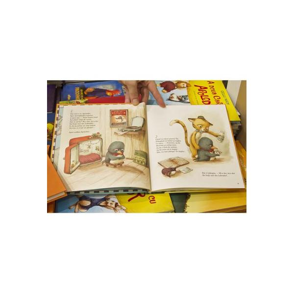 Arthur te invit&259; &icirc;n cea mai frumoas&259; c&259;l&259;torie pus&259; la cale vreodat&259; pentru copii &537;i te provoac&259; s&259; faci &icirc;nconjurul lumii cu o carte f&259;r&259; s&259; te ridici din fotoliuMistuit de dor pinguinul Apolodor &icirc;&537;i ia r&259;mas-bun de la prieteni &537;i o porne&537;te spre Polul Sud sper&acirc;nd c&259;-&537;i va g&259;si lini&537;tea al&259;turi de fra&539;ii lui din Labrador C&259;mila Suzi iepurele 