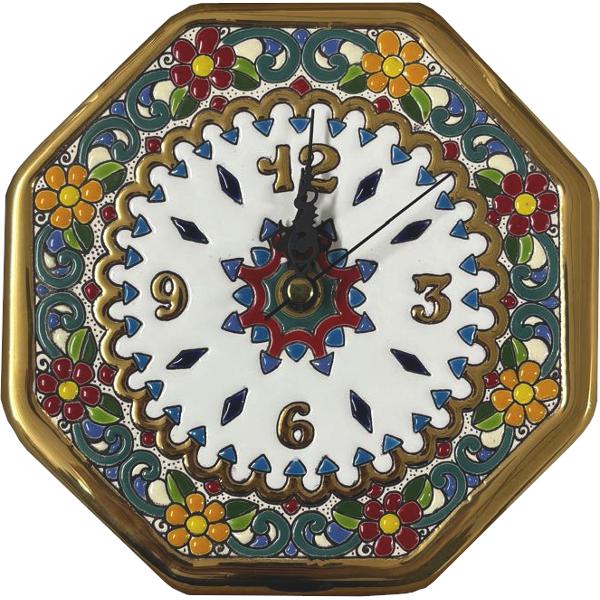 Ceas decorativ din ceramica pictat si aurit manual cu forma octogonala si dimensiuni de 17 x 17 cm Fabricat in Spania prin metoda traditionala a funiei umede acest ceas imbina maiestria artizanala cu eleganta clasica Fiecare piesa este unica decorata manual cu detalii fine si accente aurii oferind un plus de rafinament oricarui interior Ideal pentru living birou sau ca obiect decorativ de colectie