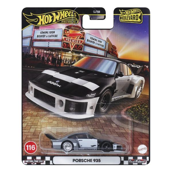 Colectia de caroserie din metal la scara 164 reproduce vehiculele preferate de fani cu anvelope reale Real Rider si grafica personalizata Fiecare model are decoratiuni speciale si ambalaje numerotate Le poti adauga pe toate in colectia ta Fiecare se vinde separat si in functie de disponibilitate Culorile si decoratiunile pot varia  Acest pachet contine masinuta Porsche 935