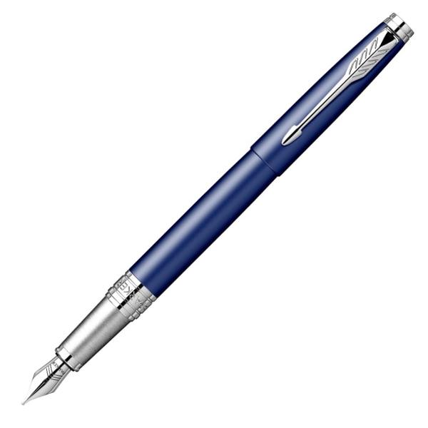 Stilou Aster Matt Blue CT ParkerRafinament subtil si confort la scrisStiloul Parker Aster Matt Blue CT combina eleganta discreta a finisajului mat in tonuri de ciocolata cu accentele metalice cromate oferind un aspect contemporan si sofisticat Creat pentru cei care apreciaza stilul clasic reinterpretat modern acest stilou asigura o experienta de scris lina si 