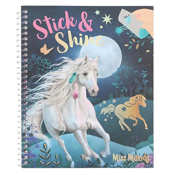 Pentru distractie nelimitata de colorat si autocolante In cartea de colorat Stick & Shine de Miss Melody puteti umple cele 12 sabloane fantastice de colorat cu culori si de asemenea puteti pune accente unice cu cele 8 foi diferite de autocolante pentru tatuaje si cele 8 folii cu sclipici diferite 24 de pagini cu motive grozave de cai si inspiratii colorate de colorat