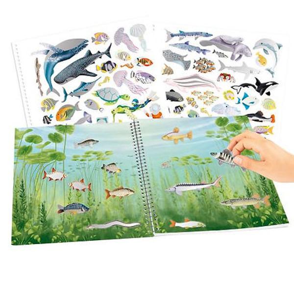 Lipe&537;te &537;i distreaza-te Aceast&259; carte cu stickere este dedicat&259; lumii subacvatice captivante 16 pagini 3 pagini cu stickere cu sclipici &537;i 1 pagin&259; cu stickere din h&acirc;rtie ofer&259; distrac&539;ie cu stickere cu tematic&259; animal&259; Design cool decupajul &icirc;n form&259; de ochelari de scufund&259;ri din copert&259; &icirc;&539;i permite s&259; arunci o privire la stickere