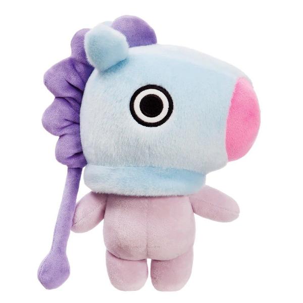 Jucarie de plus Aurora Mang 26cm in forma de personaj stilizat realizata din material textil moale si pufos placut la atingere ideala pentru joaca si colectie Designul atractiv in nuante pastel de albastru mov si roz este completat de detalii expresive precum ochiul mare si botul contrastant oferind un aspect jucaus si memorabil Elementele decorative din zona capului inspirate de o coama sau accesorii stilizate adauga un plus de originalitate si diferentiaza produsul Forma compacta 