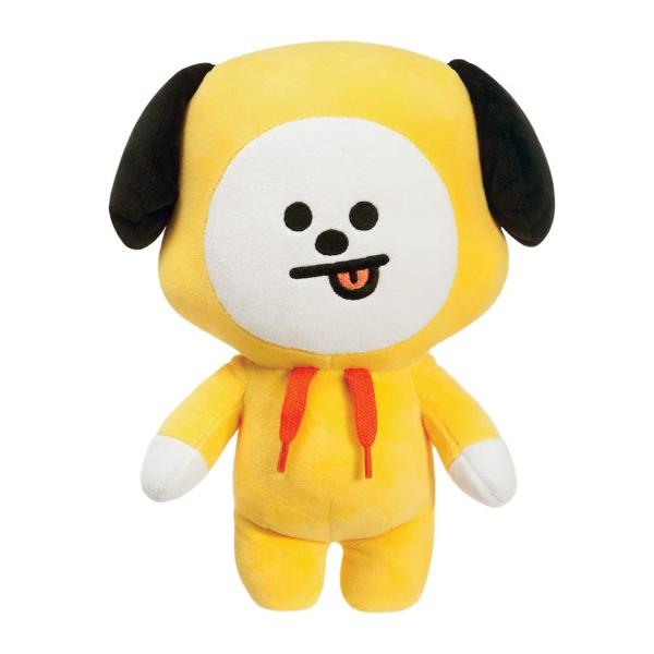 Jucarie de plus Aurora Chimmy 26cm in forma de catelus simpatic realizata din material textil moale si placut la atingere ideala pentru imbratisare si joaca zilnica Designul vesel in nuante de galben cu detalii contrastante la urechi si fata este completat de hanoracul decorativ cu snururi care ii ofera un aspect modern si atractiv Expresia jucausa cu limba scoasa adauga un plus de personalitate si farmec Dimensiunea compacta o face usor de transport fiind potrivita atat pentru acasa 
