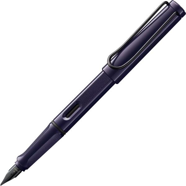 LAMY Safari a fost un clasic &icirc;ndr&259;git &icirc;nc&259; de la lansarea sa &icirc;n anii 1980 &537;i se bucur&259; de un statut de cult atipic pentru un instrument de scris Nenum&259;rate culori &537;i edi&539;ii speciale &icirc;n continu&259; schimbare fac inimile s&259; bat&259; mai repede - fie c&259; este vorba de penar fie de colec&539;ia atent selec&539;ionat&259; de stilouri LAMY Safari este mai mult dec&acirc;t suma detaliilor sale este 