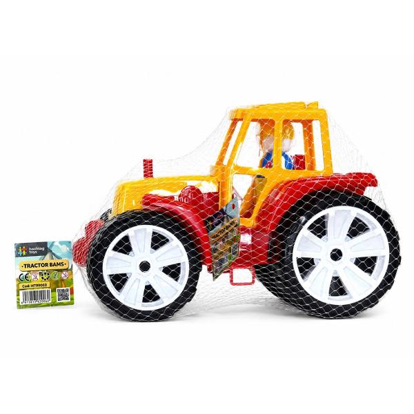 Tractorul pentru copii BAMS 0 in culoare portocaliu rosu este un cadou excelent pentru micii pasionati de utilaje agricole si vehicule speciale Jucaria este echipata cu roti mari care asigura o deplasare usoara pe diferite suprafete o cabina deschisa si o figurina detasabila a soferului oferind o experienta de joaca mai realista si mai captivanta In partea din spate tractorul este prevazut cu un carlig de remorcare pentru atasarea unei remorci extinzand astfel posibilitatile de joaca 