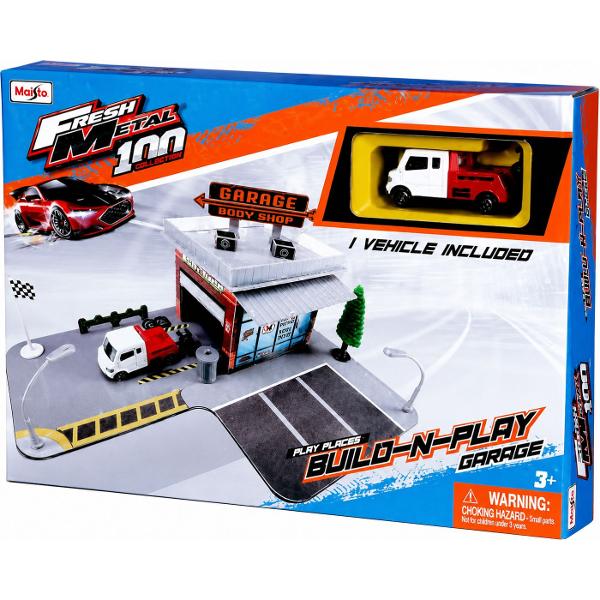 Set de Constructie Fresh Metal 100 cu 1 Masina Inclusa a fost conceput pentru a oferi experienta variata de joaca cu vehicule metalice Fiecare set include un vehicul metalic si elemente de decor care permit construirea unui mic scenariu realist pista de curse statie de alimentare sau santier de constructii Designul tip build-n-play&rdquo permite asamblarea utilizarii si reorganizarea stimularea imaginatiei si jocul creativ Fiecare varianta include accesorii specifice temei bariere 