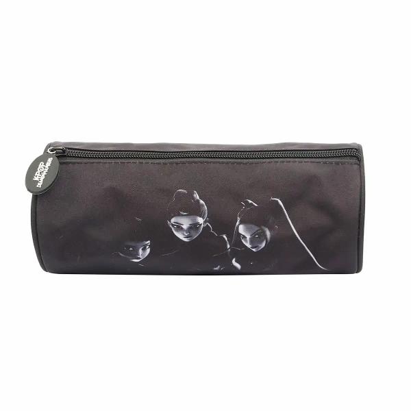 Penar tubular de culoare neagra cu design inspirat din universul K-Pop Demon Hunters Ideal pentru organizarea instrumentelor de scris si a accesoriilor scolare sau de birouCaracteristiciDesign Demon Hunters  HuntrXForma tubulara compacta1 compartiment principalSe inchide cu fermoarSpecificatiiCuloare NegruMaterial TextilTip Penar tubular