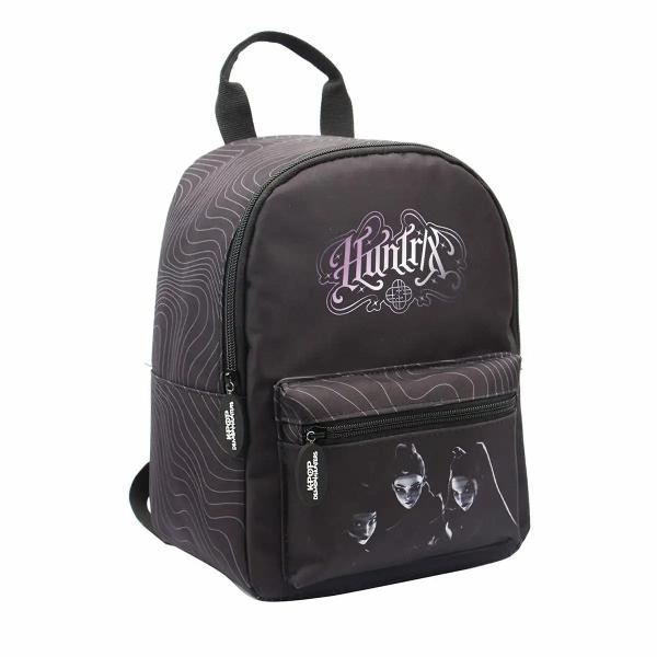 Ghiozdan mini de 11 inch cu design inspirat de K-Pop Demon Hunters Ideal pentru articole personale sau de birou acest ghiozdan combina stilul cu functionalitateaCaracteristici1 compartiment principal1 buzunar frontalBuzunar interior cu fermoarBretele de umar reglabileManer pentru transportPartea frontala captusita cu spumaCheite ergonomice pentru 