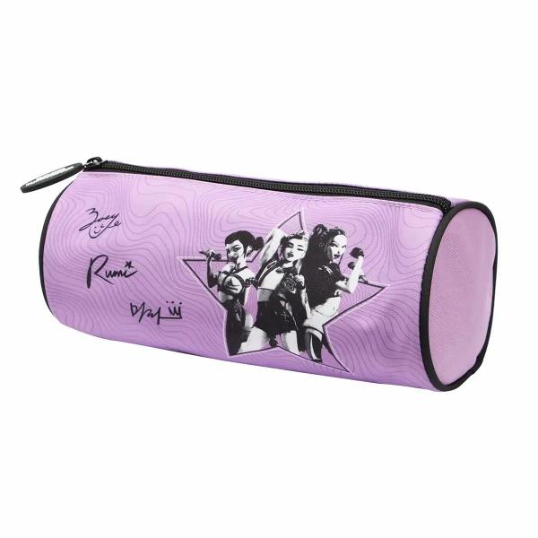 Penar tubular din colectia K-Pop Demon Hunters ideal pentru organizarea instrumentelor de scris si a accesoriilor scolare Designul cu grafica dedicata seriei ofera un aspect modern si atractivCaracteristiciDesign tematic K-Pop Demon HuntersForma tubulara pentru spatiu optimCompartiment principal generosInchidere cu fermoar pentru siguranta continutuluiSpecificatiiCuloare LilaCompartimente 1Material Textil