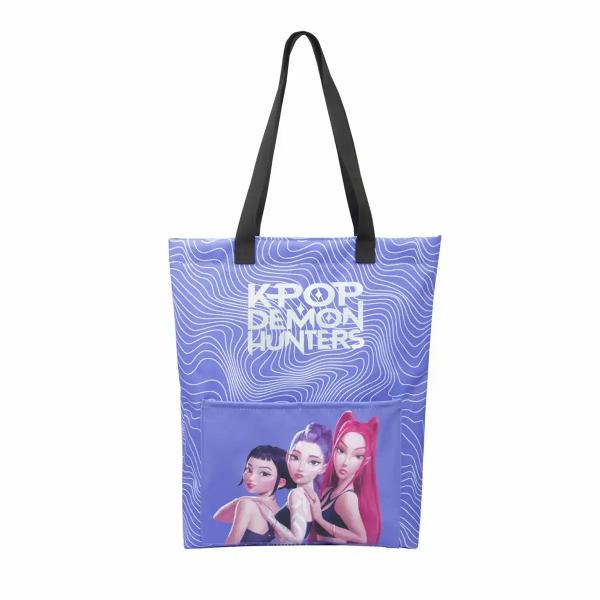 Sacosa textila K-Pop Demon Hunters violetaSacosa textila din colectia K-Pop Demon Hunters cu design violet si imprimeu cu personaje animate Potrivita pentru transportul obiectelor personale si pentru utilizare zilnicaSpecificatiiCuloare VioletaMaterial TextilImprimeu K-Pop Demon Hunters