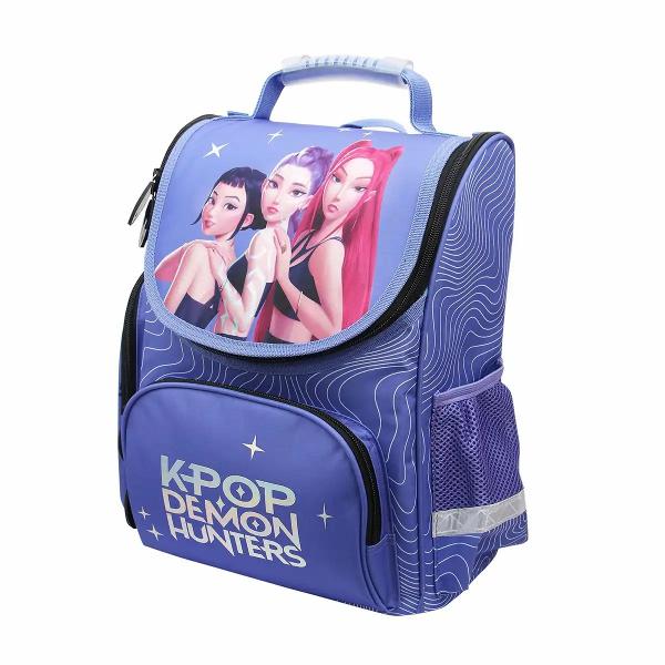 Ghiozdanul pentru scoala din colectia K-Pop Demon Hunters este realizat din material impermeabil si este ideal pentru elevi Designul tematic cu personaje din seria K-Pop Demon Hunters aduce un stil distinct iar sistemul de spate Venti Stream asigura confort in timpul purtariiCaracteristiciDesign tematic K-Pop Demon HuntersSistem de spate Venti Stream pentru confortMaterial impermeabilElemente reflectorizante pentru 